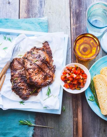 Zarte Sous-vide Rinderhüftsteaks vom Grill mit Salsa. Zarte Sous-vide Rinderhüftsteaks vom Grill mit Salsa.