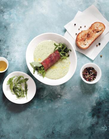 Rucolasuppe mit Schinkenröllchen