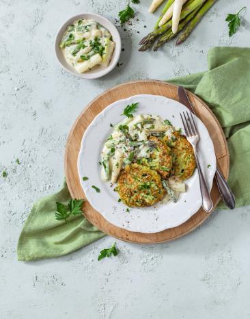 Zucchini-Käse-Puffer mit Spargelragout