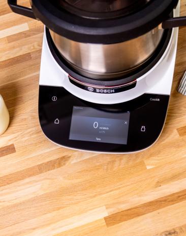Mit der integrierten Waage in dem Cookit in Gramm oder Milliliter abwiegen. Mit der integrierten Waage in dem Cookit in Gramm oder Milliliter abwiegen.