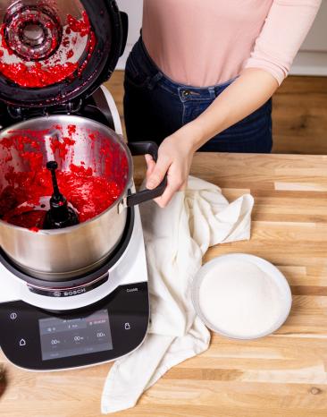 Ruckzuck ist das Obst für die Marmelade im Cookit zerkleinert. Ruckzuck ist das Obst für die Marmelade im Cookit zerkleinert.