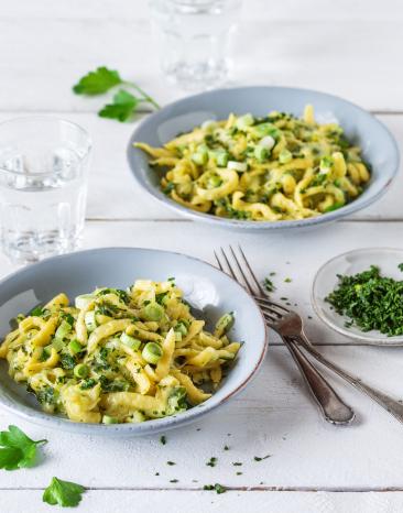 Einfache Käsespätzle mit Frühlingszwiebeln