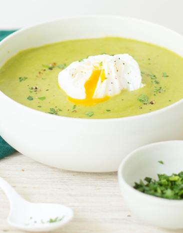 Grüne Spargelcremesuppe mit pochierten Eiern