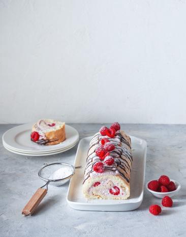 Himbeer-Biskuitrolle mit Schokolade