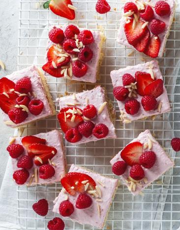 Mandelkuchen vom Blech mit Himbeerschmand