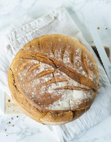Nimmersatt-Brot auf einem Tuch. Nimmersatt-Brot auf einem Tuch.