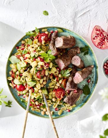 Persischer Kichererbsen-Nudelsalat mit gebratenem Lammfilet