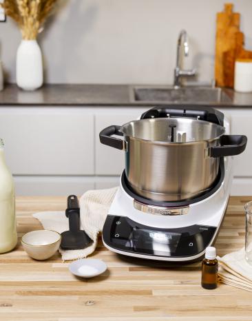 cookit und alle Zutaten für die Käseherstellung stehen auf einer Arbeitsplatte bereit