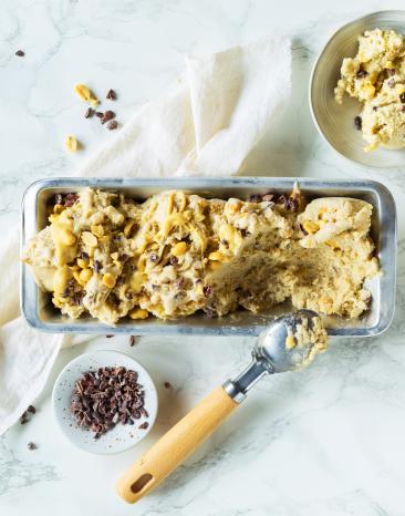 Bananen-Nicecream mit Erdnuss und Schoko