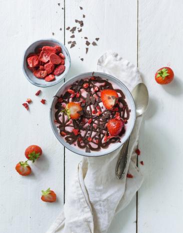 Schale mit Joghurt, Erdbeeren und Schokolade