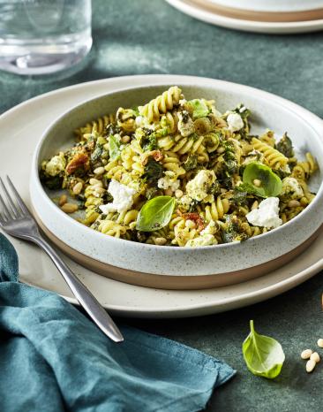 Lauwarmer Nudelsalat mit Spinat und Feta Lauwarmer Nudelsalat mit Spinat und Feta