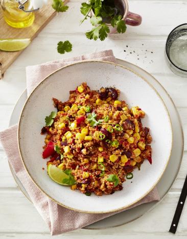 One-Pot mexikanisches Quinoa angerichtet in einem tiefen Teller. One-Pot mexikanisches Quinoa angerichtet in einem tiefen Teller.