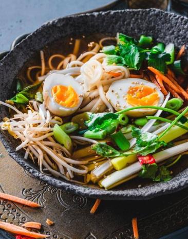 Asiatische Ramen-Suppe mit vielen Einlagen in einer Schale Asiatische Ramen-Suppe mit vielen Einlagen in einer Schale