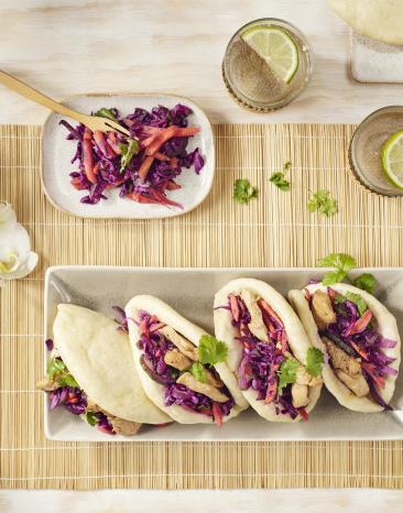 Vietnamesische Burger mit Hähnchen (Bao Buns)