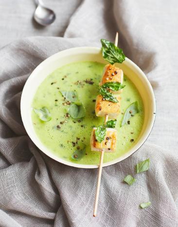 Zucchinisuppe mit Basilikum und Hähnchenspießen