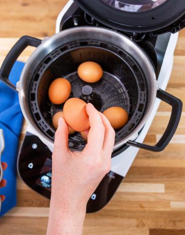 So leicht kannst du deine Eier im Topf vom Cookit kochen – einfach 98 °C und Zeit die entsprechende einstellen, fertig! So leicht kannst du deine Eier im Topf vom Cookit kochen – einfach 98 °C und Zeit die entsprechende einstellen, fertig!