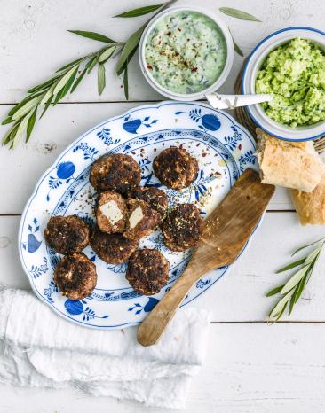 Bifteki mit Zaziki und Krautsalat