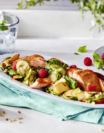 Fruchtiger Zucchini-Salat mit Lachs und Nektarine