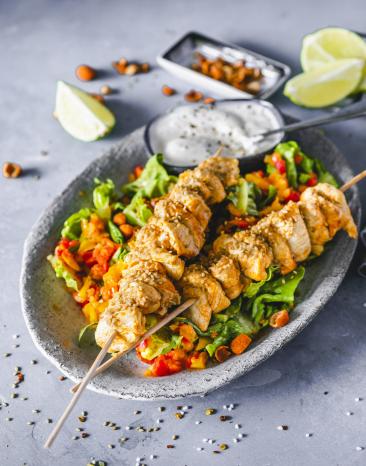 Hähnchenspieße mit Paprikasalat