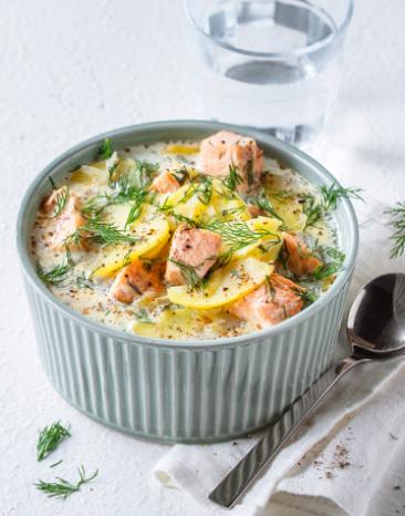 Kartoffel-Dill-Suppe mit Lachs in einer Schüssel angerichtet.