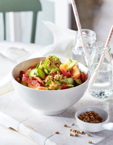 Lieblingssalat für Kinder in zwei Schalen.