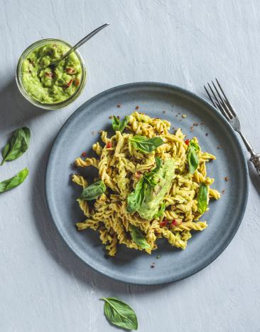 Kichererbsenpasta mit Avocado-Tomaten-Pesto