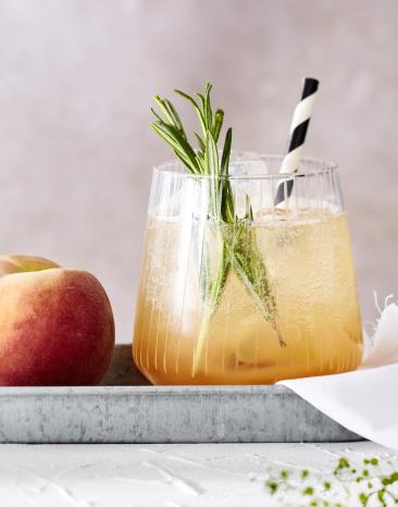 Spritzige Fassbrause mit Pfirsichgeschmack.