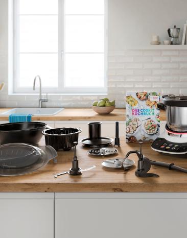 Cookit auf einem Tisch mit seinen 5 Tools. Cookit auf einem Tisch mit seinen 5 Tools.