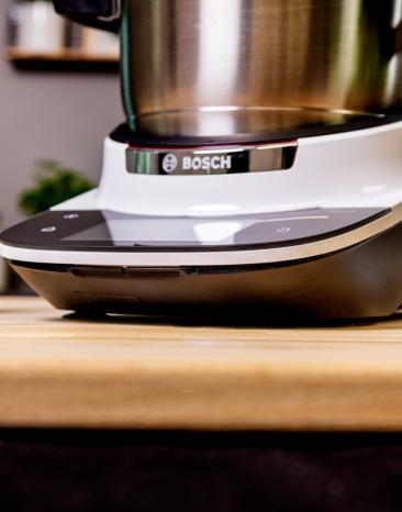 Cookit auf dem Tisch mit integrierter Waage. Cookit auf dem Tisch mit integrierter Waage.