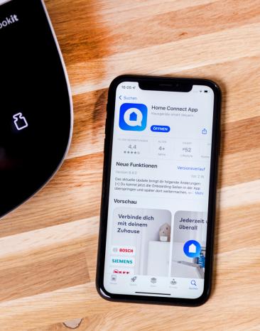Im App Store oder bei Google Play die Home Connect App herunterladen. Im App Store oder bei Google Play die Home Connect App herunterladen.