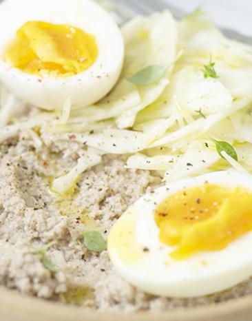 Blumenkohl-Hummus mit Karotten-Fenchel-Salat und Ei
