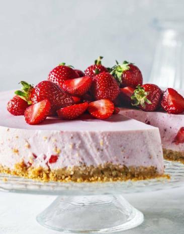 Erdbeer-Käsesahne-Torte auf einer Tortenplatte Erdbeer-Käsesahne-Torte auf einer Tortenplatte