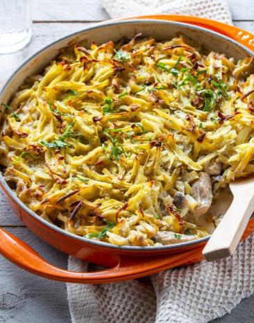 Auflauf mit Röstikruste steht auf einem Tisch Auflauf mit Röstikruste steht auf einem Tisch