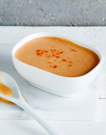 Kinderfreundliche Rahmsauce in einer hellen Schüssel.