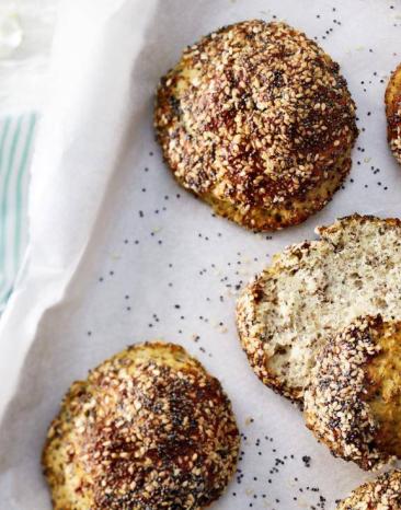 Brötchen verteilt auf einem weißen Tischtuch Brötchen verteilt auf einem weißen Tischtuch