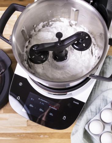 Eischnee wird im Cookit aufgeschlagen. Eischnee wird im Cookit aufgeschlagen.