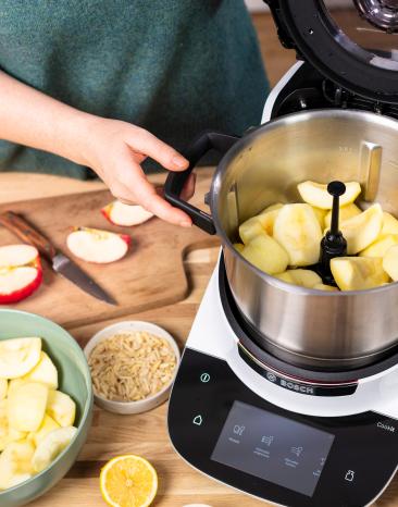 Äpfel werden in Viertel geschnitten in den Cookit Topf gegeben. Äpfel werden in Viertel geschnitten in den Cookit Topf gegeben.