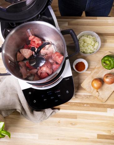 Fleisch wird im Cookit Topf für Gulasch angebraten. Fleisch wird im Cookit Topf für Gulasch angebraten.