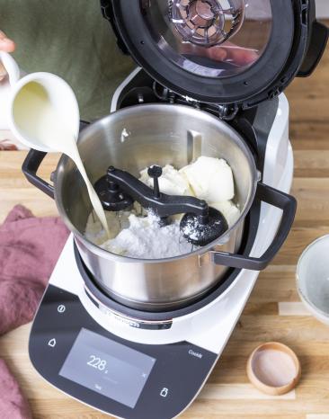 Sahne wird in den Cookit gegossen. Sahne wird in den Cookit gegossen.
