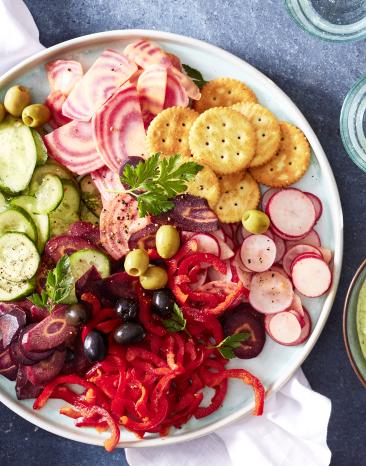 Gemüseplatte mit Zwiebeldip