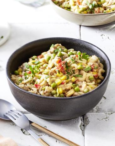 One-Pot-Konfetti-Pasta in einer dunklen Schale.