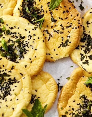 Orientalische Cloud Breads (Low Carb) liegen in einem geflochtenen Korb Orientalische Cloud Breads (Low Carb) liegen in einem geflochtenen Korb