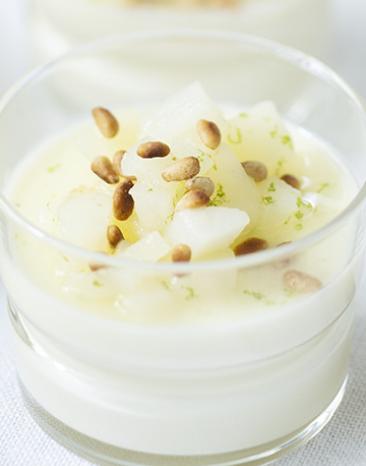 Panna Cotta mit feiner Vanille, frischem Thymian und süßen Birnenstücken.