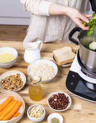 Zutaten für veganen Braten stehen neben dem Cookit bereit Zutaten für veganen Braten stehen neben dem Cookit bereit