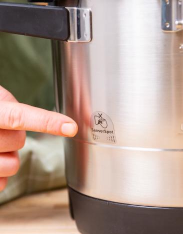 Der Sensor Spot auf der Rückseite des 3 Liter XL-Topfes ist ein Sticker, der für die korrekte Temperaturmessung erforderlich ist. Der Sensor Spot auf der Rückseite des 3 Liter XL-Topfes ist ein Sticker, der für die korrekte Temperaturmessung erforderlich ist.