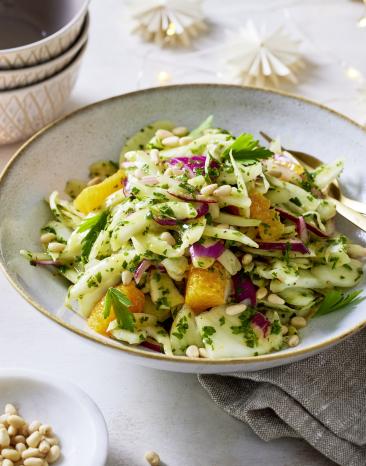 Schneller Fenchelsalat mit Orange und Pinienkernen. Schneller Fenchelsalat mit Orange und Pinienkernen.