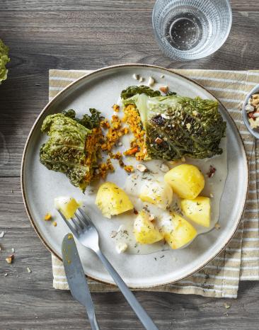Vegane Krautwickel mit Kürbis-Nuss-Füllung angerichtet mit Kartoffeln