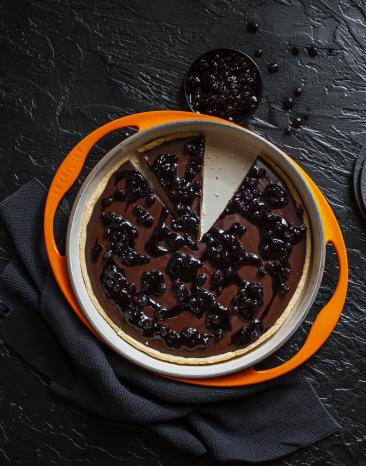 Saftiger Schokotarte mit Blaubeeren.