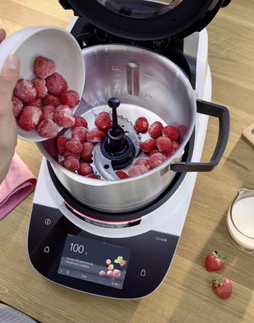 Gefrorene Erdbeeren werden mit dem Crushmesser im Cookit zerkleinert. Gefrorene Erdbeeren werden mit dem Crushmesser im Cookit zerkleinert.