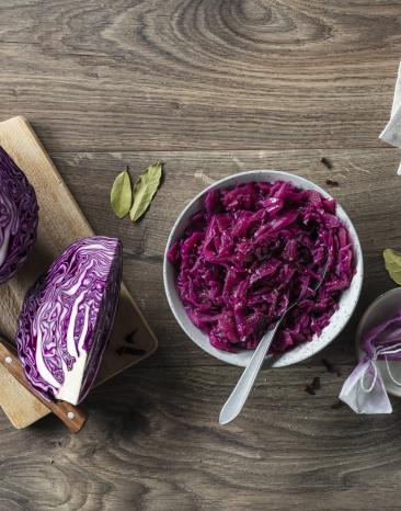 Selbstgemachter Apfel-Rotkohl.